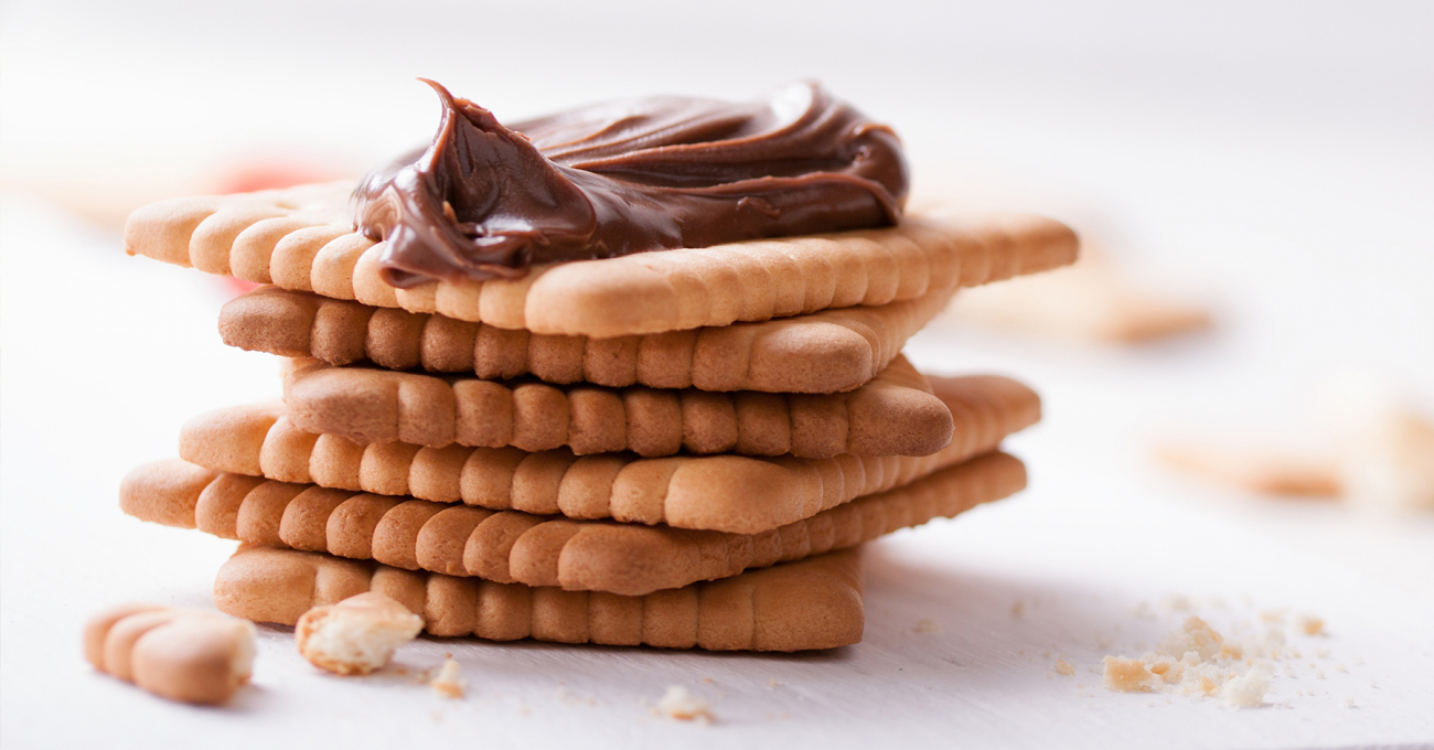 crackers and hazelnut chocolate spread